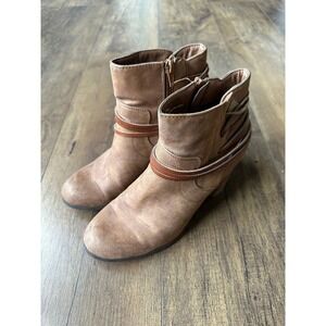 Madden Girl Boots Womens 8M Tan Ankle Boot Stacked Heel Strappy Zip Suede Look